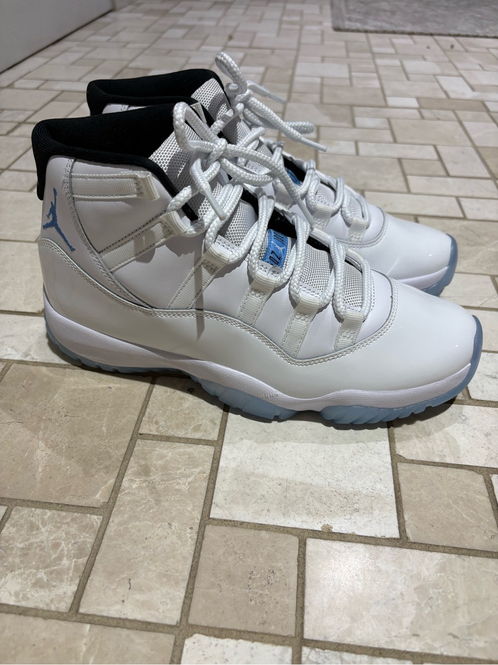 Air Jordan 11 Retro 'Legend Blue / Columbia' 2024 - Size 9 Mens - Picture 2 of 6